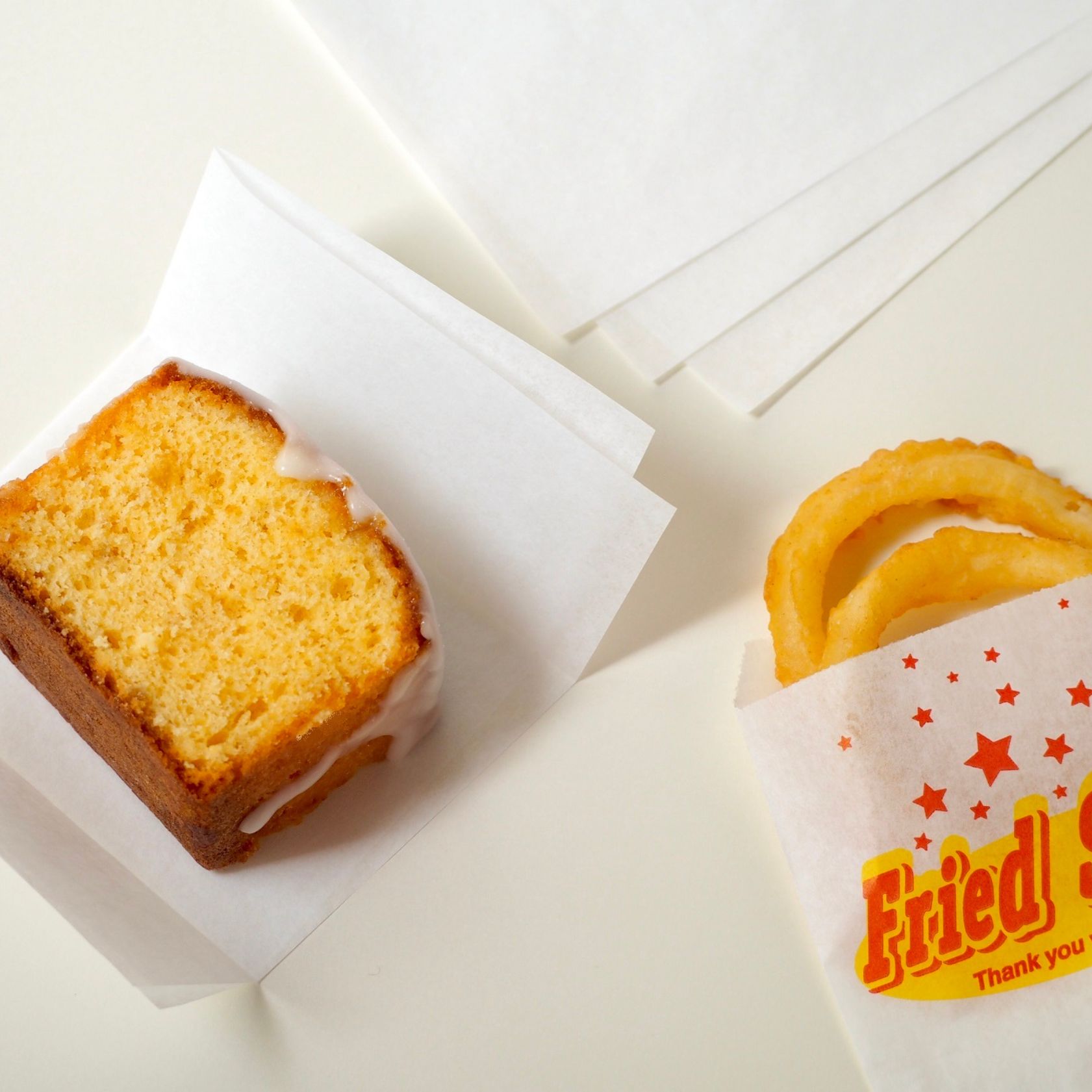 焼き菓子と揚げ菓子の下に敷いたNF耐油紙B